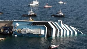 Illustration for article titled First Titanic-Like Video and Images of Concordia Cruise Ship Sinking In Italy